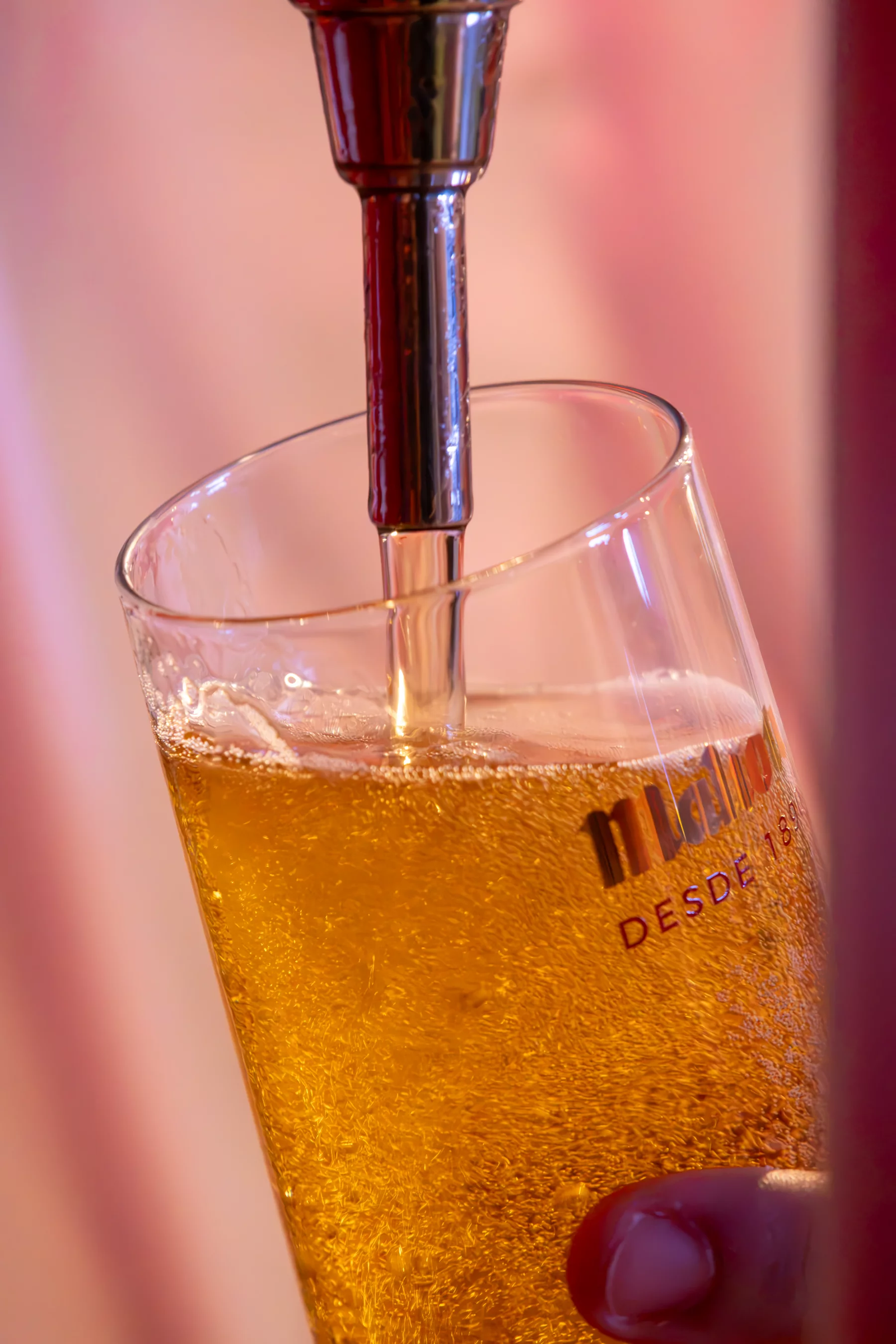 Grifo de Mahou sirviendo cerveza en una copa en la barra de Amarilla Night