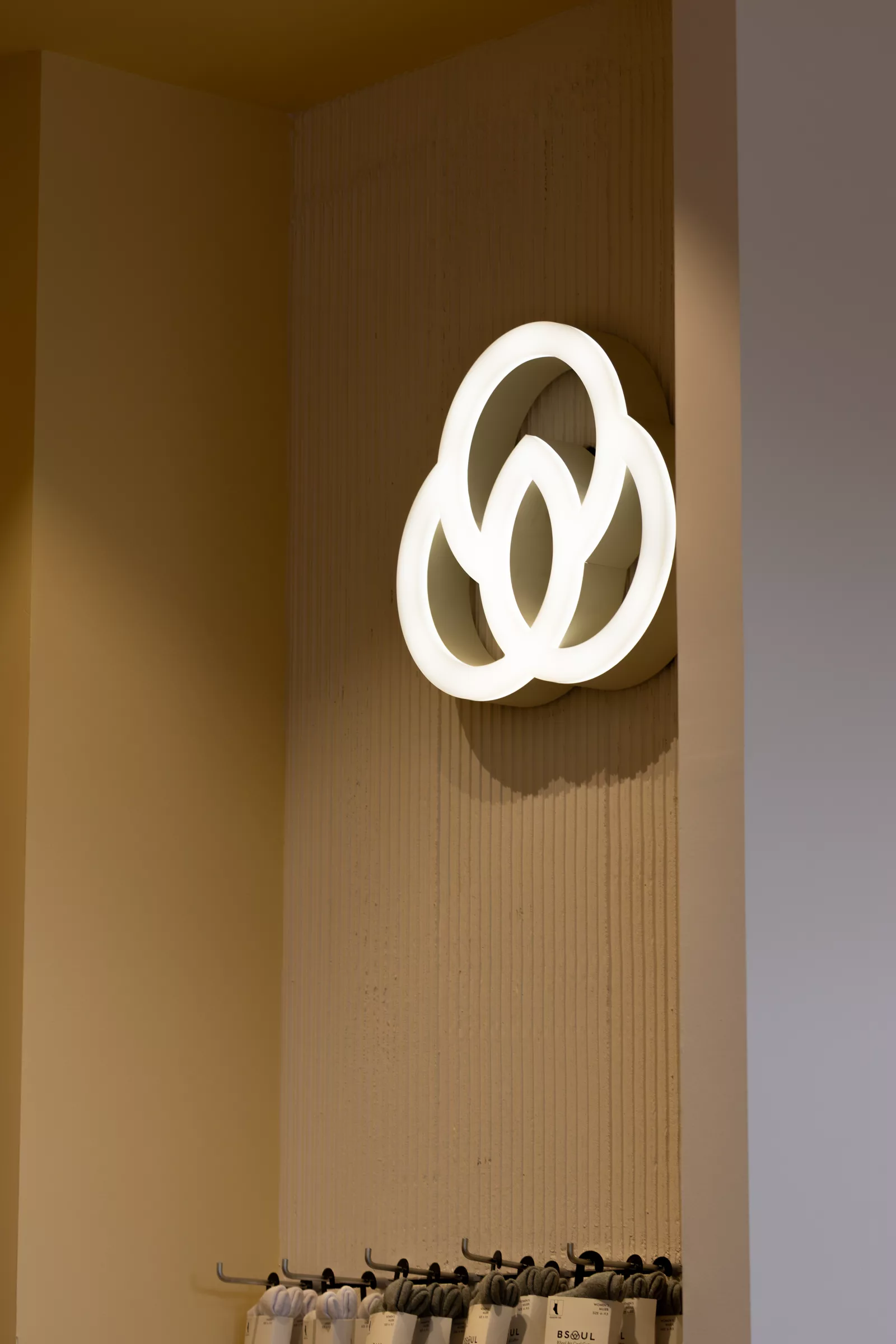 Logotipo luminoso de BSOUL en una pared de la tienda