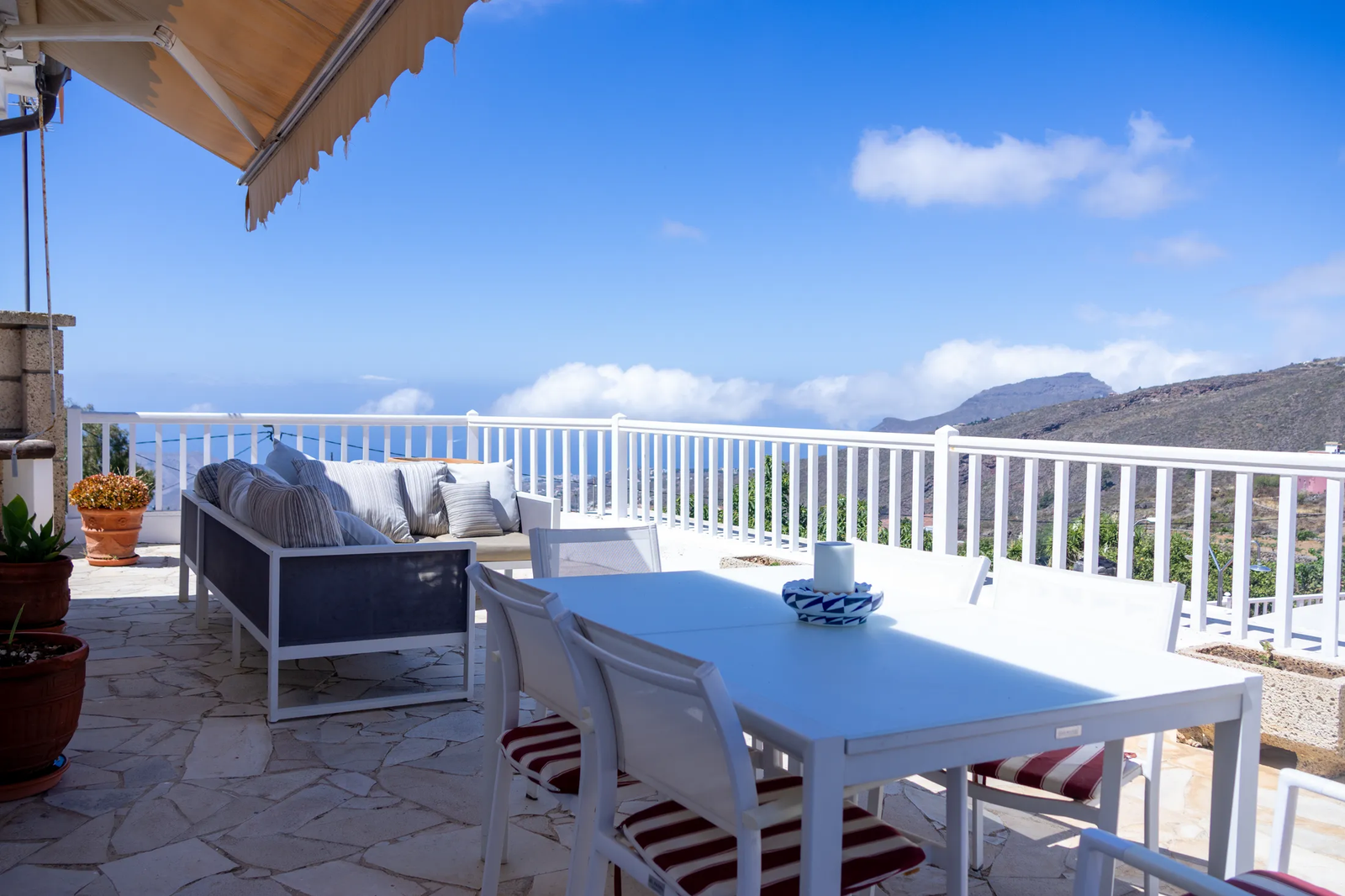 Terraza con mesa y vistas al mar desde Finca Viñas