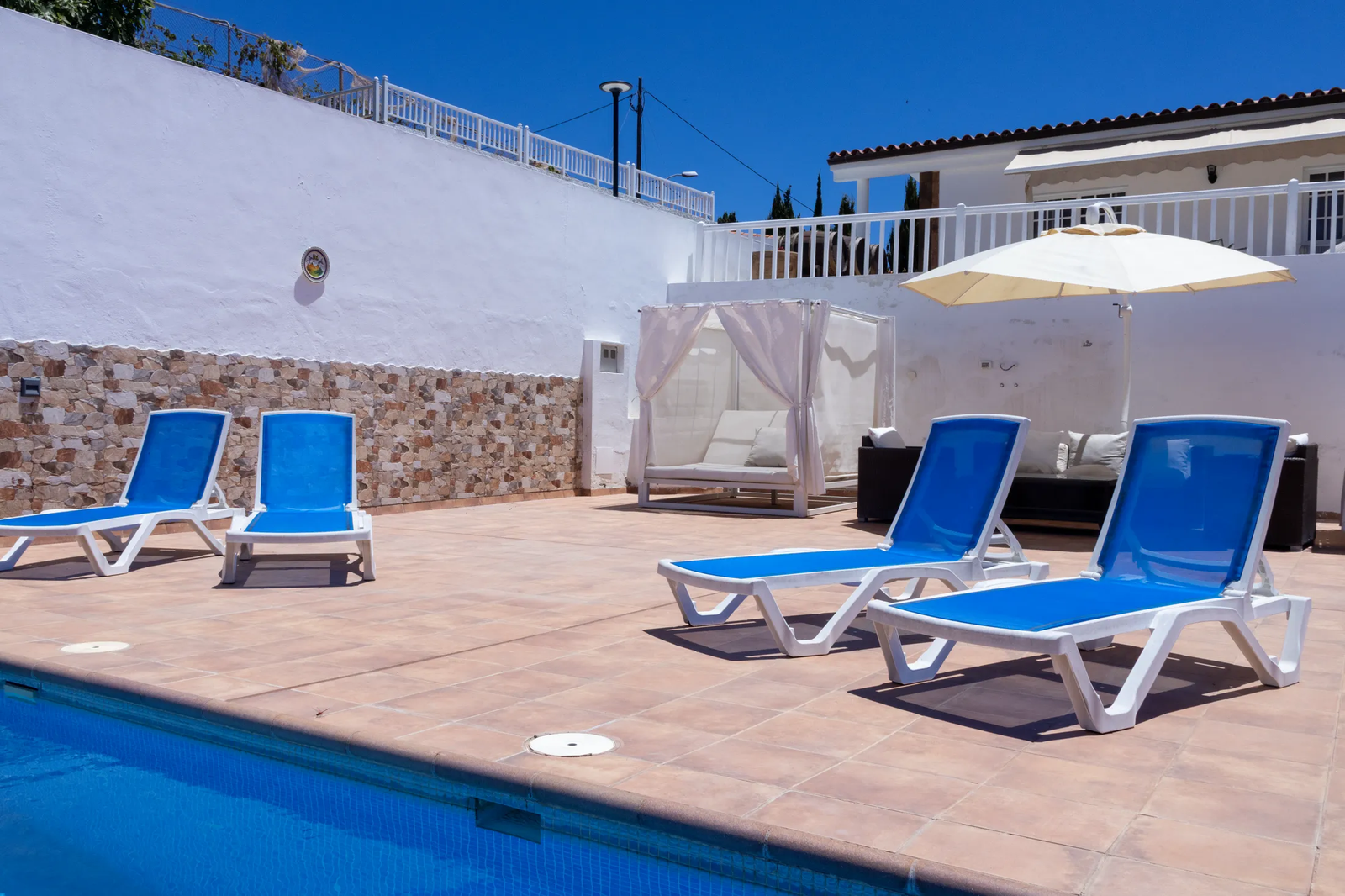 Piscina con camas balinesas en Finca Viñas
