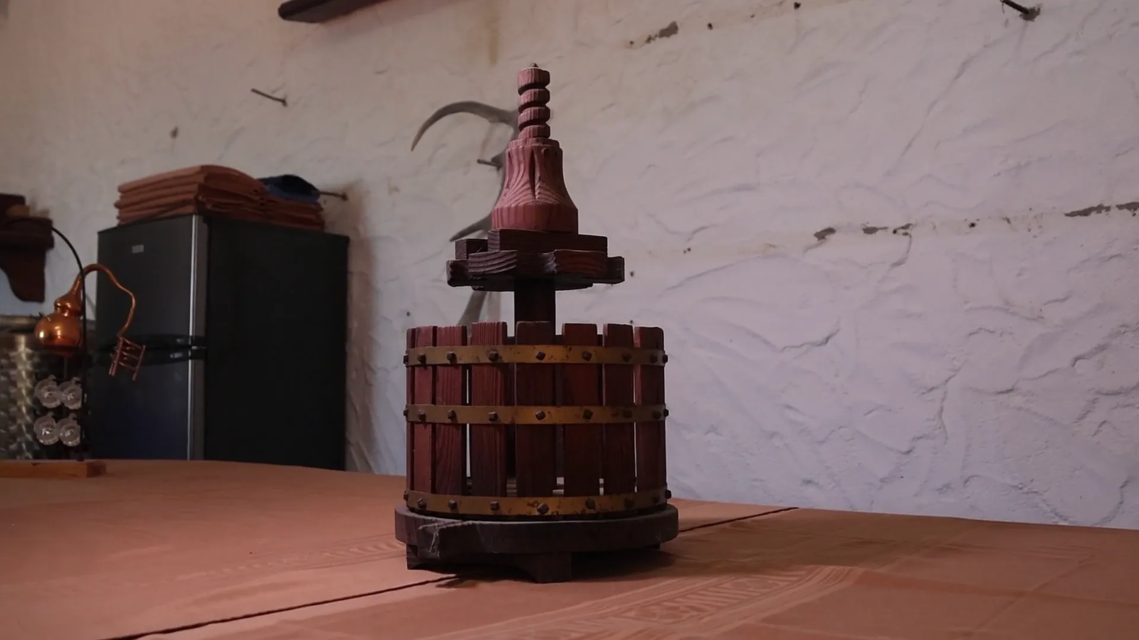 Lagar de madera antiguo en la bodega de Finca Viñas